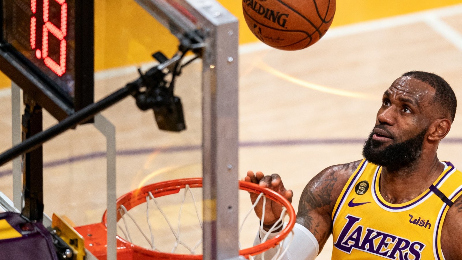 视频缩略图展示NBA湖人队詹姆斯在第四节投进关键三分球的单镜头剪辑，篮球划出弧线即将入网，计时器显示剩余1.8秒